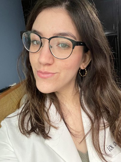 Retrato de Chalitza Alejandra Durazo Flores con bata blanca
